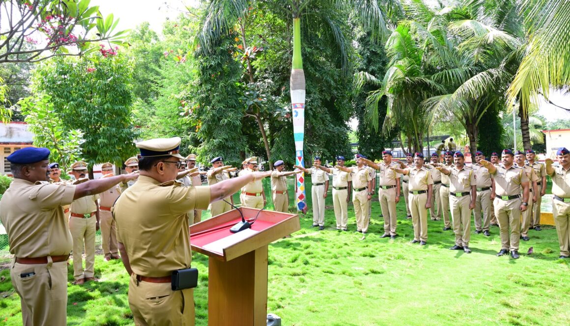 पोलीस प्रशिक्षण केंद्र, नानवीज दौंड येथे भ्रष्टाचार निर्मूलन: प्रतिज्ञा घेण्याकरिता पोलीस प्रशिक्षण केंद्र, नानवीज दौंड येथे विशेष शपथविधी कार्यक्रम आयोजित करण्यात आला.