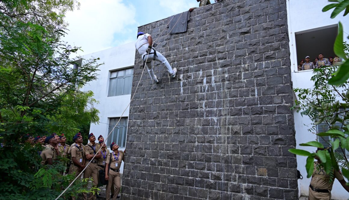 पोलीस प्रशिक्षण केंद्र नानवीज दौंड येथे रॅपलिंग या विषयावर मार्गदर्शन करण्यात आले.