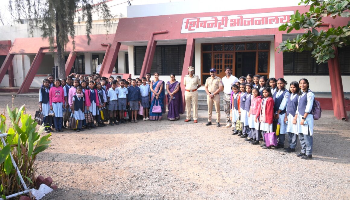 महाराष्ट्र पोलीस वर्धापन दिनानिमित्त नानवीज पोलिस ट्रेनिंग सेंटर येथे शाळेतील विद्यार्थी व विद्यार्थिनींना वेपन हँडलिंग व वेपन ची माहिती देण्यात आली.