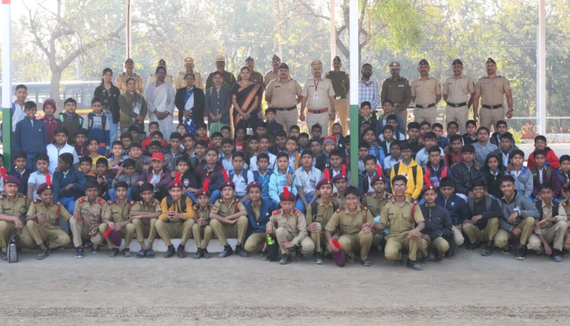 महाराष्ट्र पोलीस वर्धापन दिनानिमित्त नानवीज पोलिस ट्रेनिंग सेंटर येथे शाळेतील विद्यार्थी व विद्यार्थिनींना वेपन हँडलिंग व वेपन ची माहिती देण्यात आली.