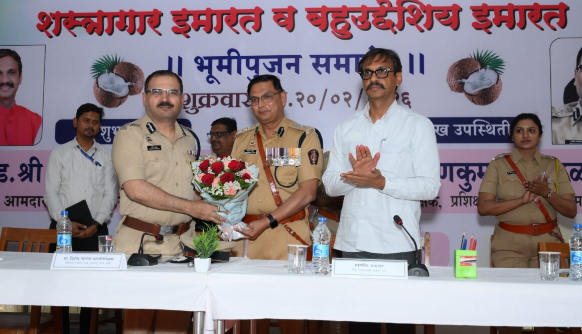 दि. २०/०२/२०२६ रोजी पोलीस प्रशिक्षण केंद्र नानवीज, दौंड येथे बहुउद्देशीय व शस्त्रगार इमारतीचे भूमिपूजन मा. आमदार ॲड. श्री राहुलदादा कुल, विधानसभा सदस्य यांच्या हस्ते तसेच श्री. प्रवीणकुमार पडवळ, भा.पो.से., विशेष पोलीस महानिरीक्षक (प्रशिक्षण व खास पथके), महाराष्ट्र राज्य, मुंबई यांच्या प्रमुख उपस्थितीत संपन्न झाले.