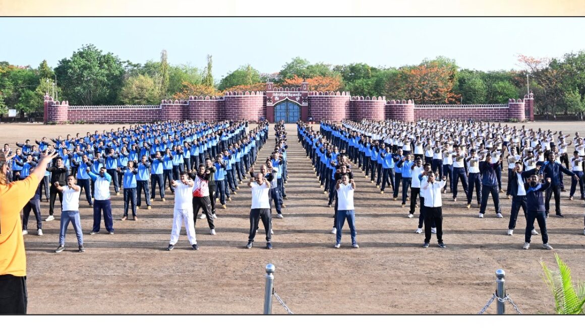 पोलीस प्रशिक्षण केंद्र नानवीज दौंड येथे *FIT INDIA* उत्सव तसेच झुम्बा डान्स कार्यक्रम आयोजित