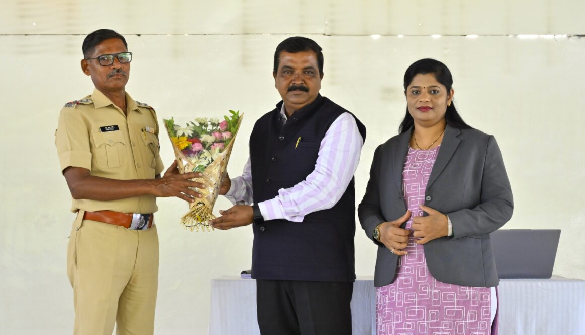 पोलीस प्रशिक्षण केंद्र नानवीज दौंड येथे श्री शिवाजीराव पवार,व श्रीमती मनिषा जाधव यांचे माहितीचा अधिकार अधिनियम, आर्थिक नियोजन या विषयावर मार्गदर्शन करण्यात आले.