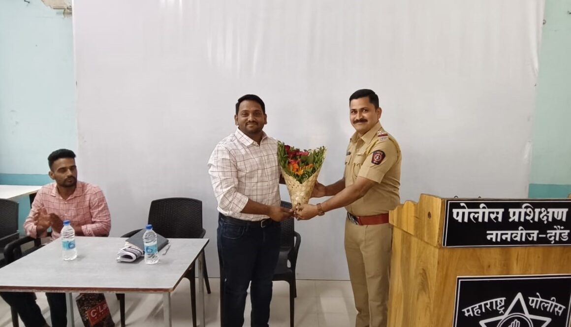 पोलीस प्रशिक्षण केंद्र नानवीज दौंड येथे श्री समाधान कोकाटे राज्यघटना व पोलीस प्रशासन या विषयावर मार्गदर्शन करण्यात आले.